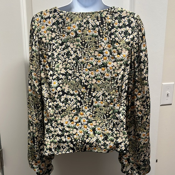 H&M Daisy print button front top - Picture 4 of 6